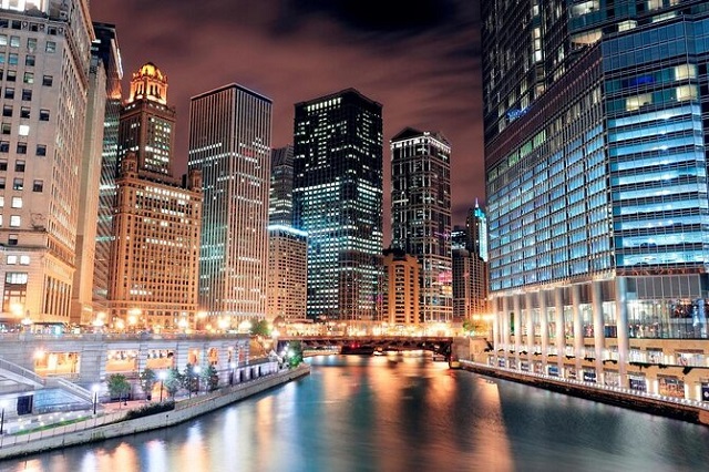 Explore Chicago’s Landmarks by Boat Tours